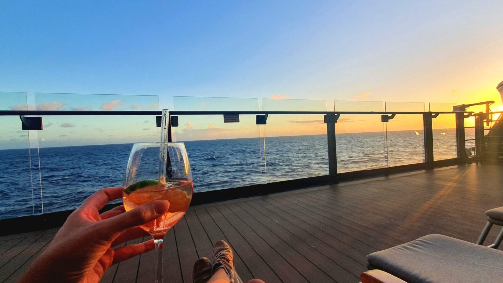 Prost bei Sonnenuntergang bei der Kreuzfahrt Norwegen mit der Mein Schiff