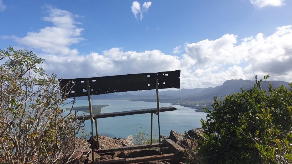 Bank mit Blick auf Mauritius am Le Morne