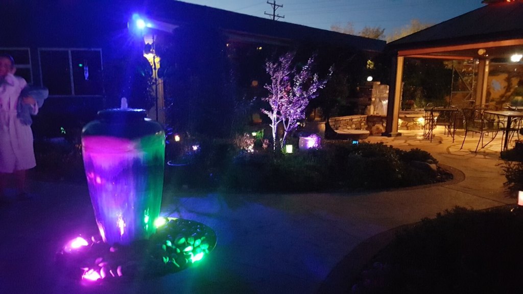 Gartenbereich bei Nacht