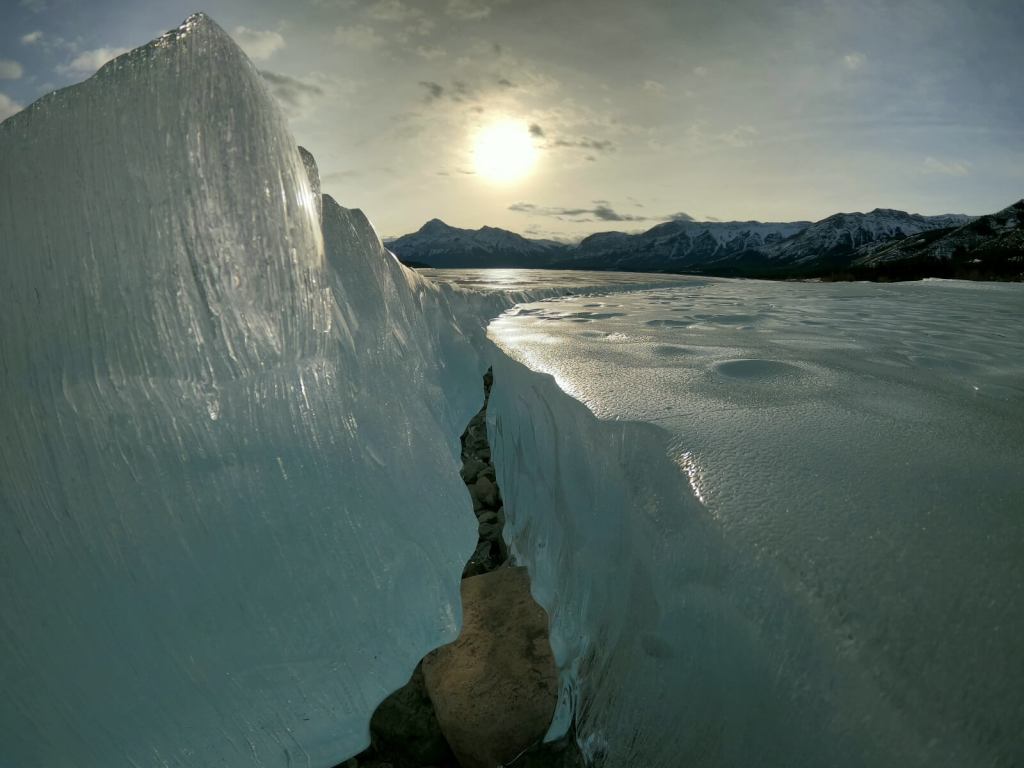 Eiskante am Abraham Lake
