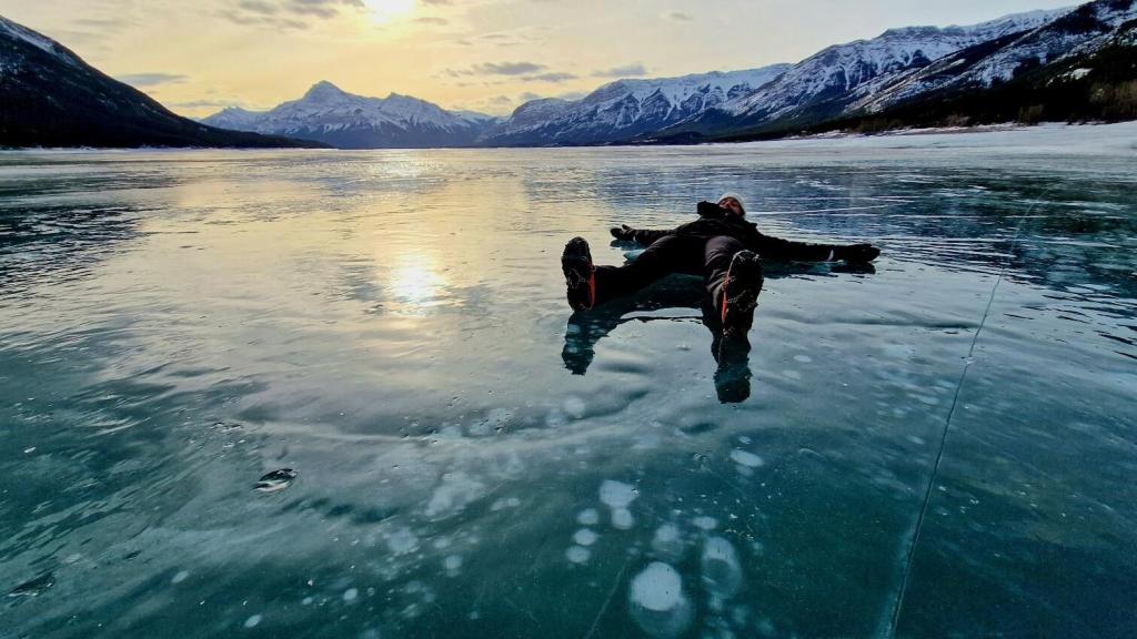 Chefin Travels auf dem Abraham Lake