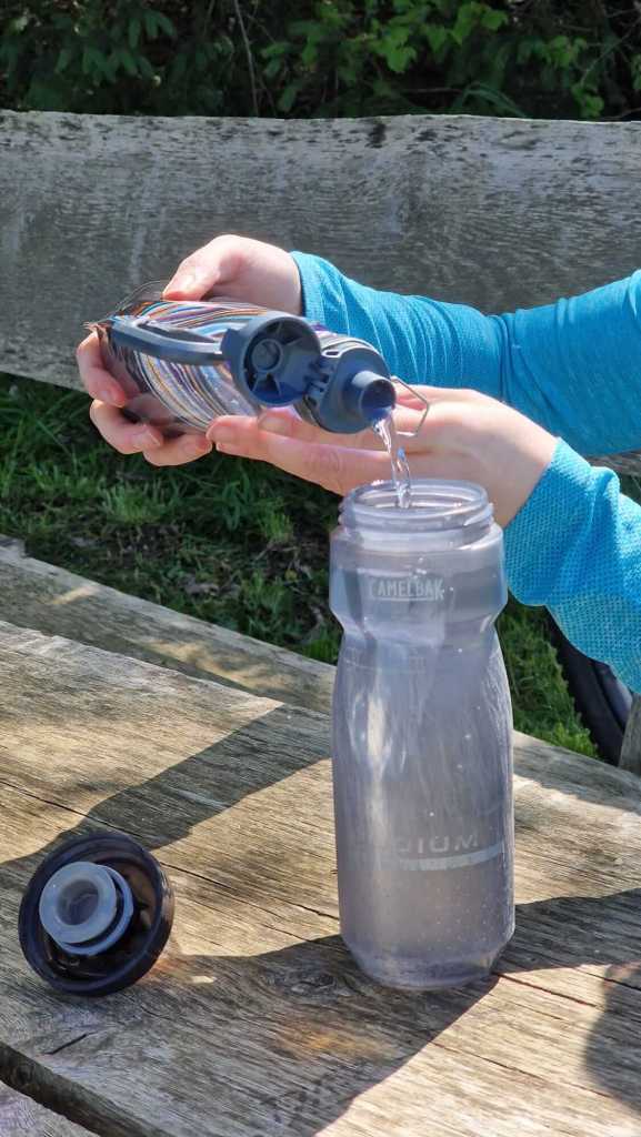 Auffüllen der Wasserflasche mit der Platypus Softbottle.