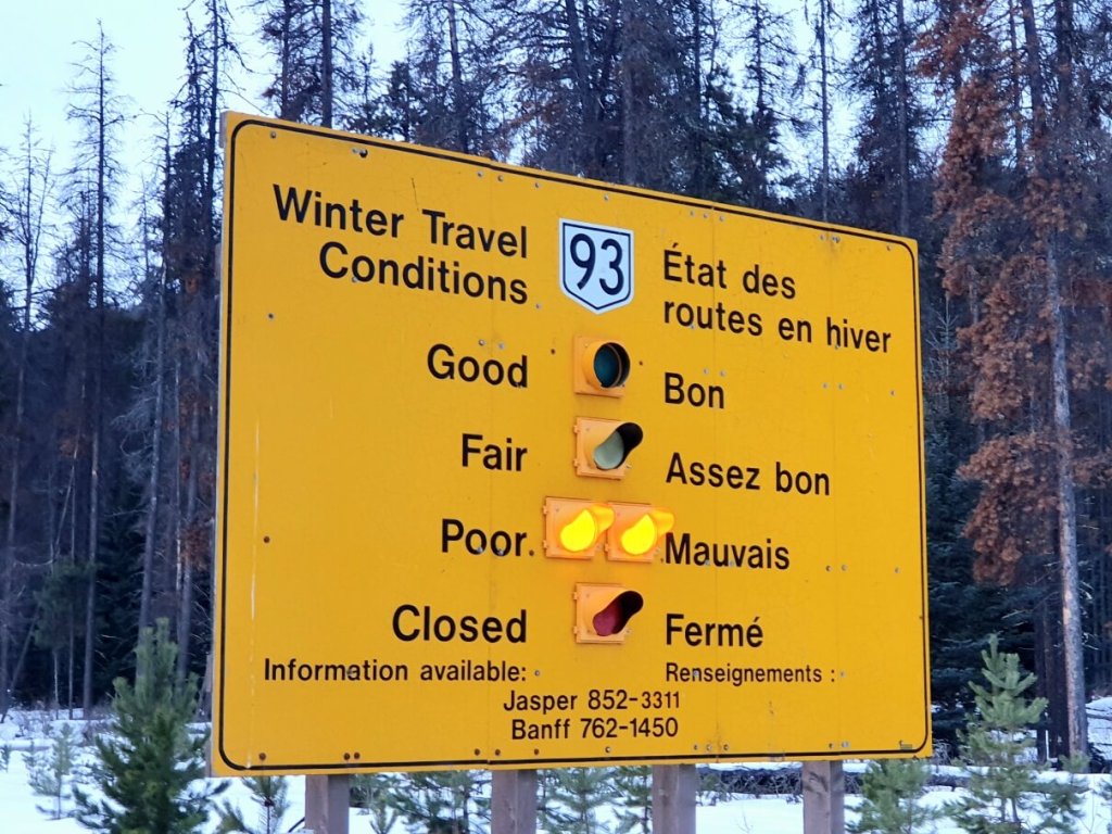 Schild am Icefields Parkway über die Straßenverhältnisse