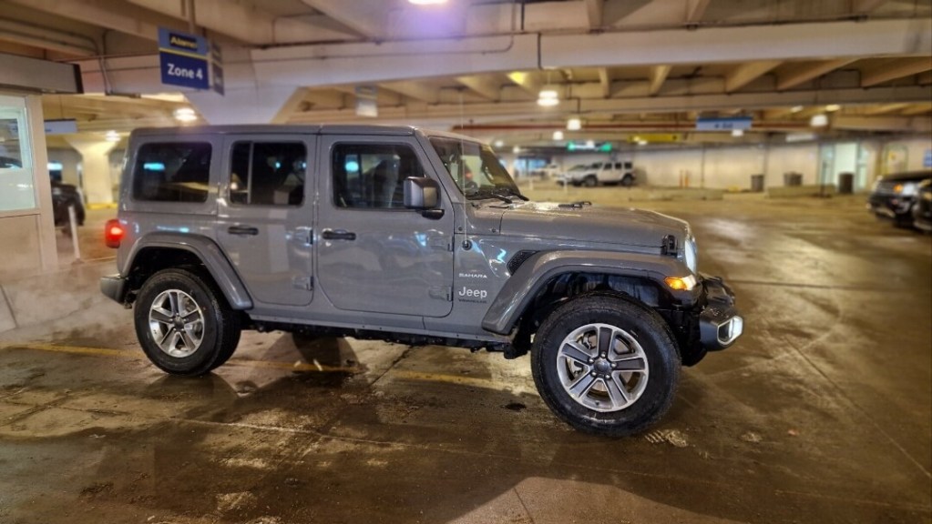Mietwagen Jeep Wrangler bei Alamo Station in Edmonton nur mit Allwetter Winterreifen