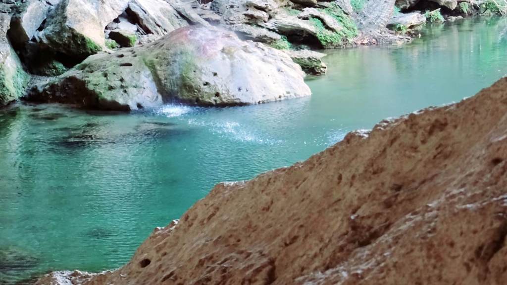 Blaues Wasser im Hamilton Pool