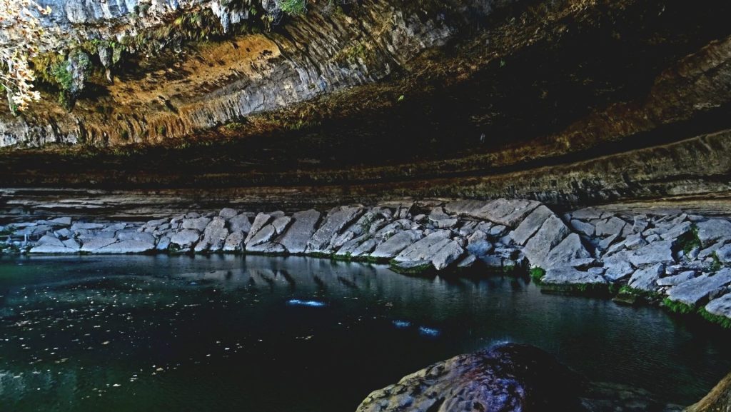 Farbenfrohe Tropfsteinhöhle in Texas