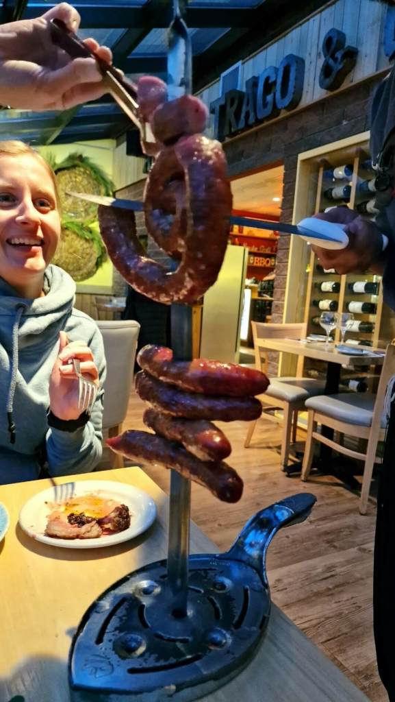 Milde und Scharfe Wurst auf einem Spieß im Gaucho in Canmore