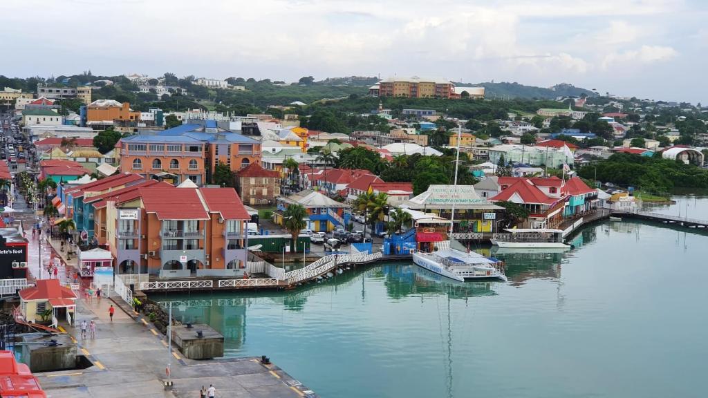 Ausblick auf St. Johns von der Mein Schiff 2
