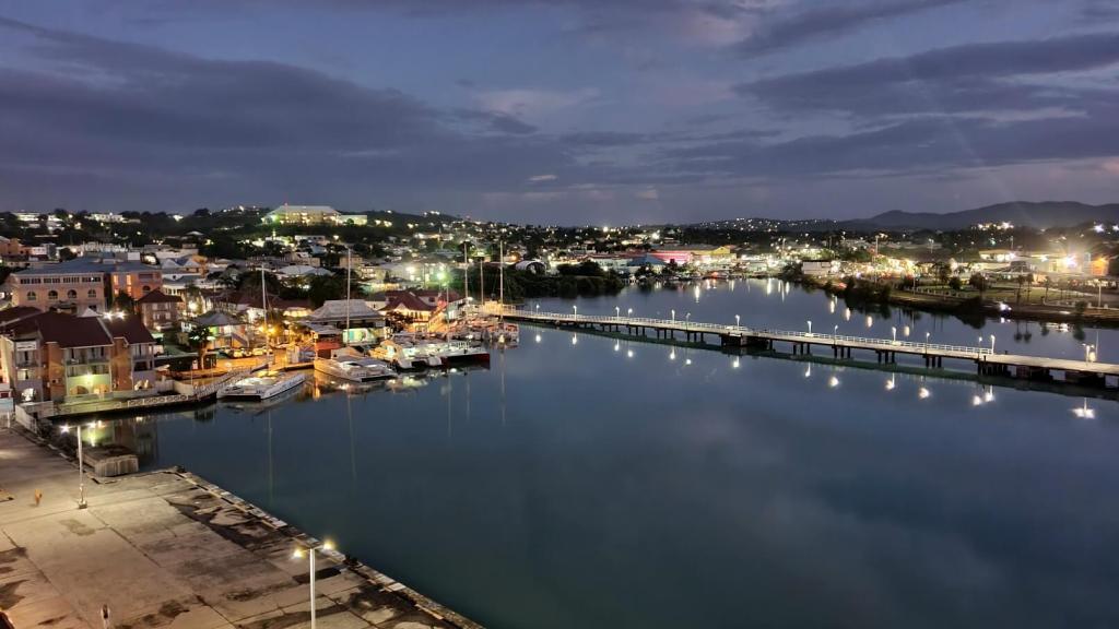 Blick auf den Hafen von Antigua in der Dämmerung