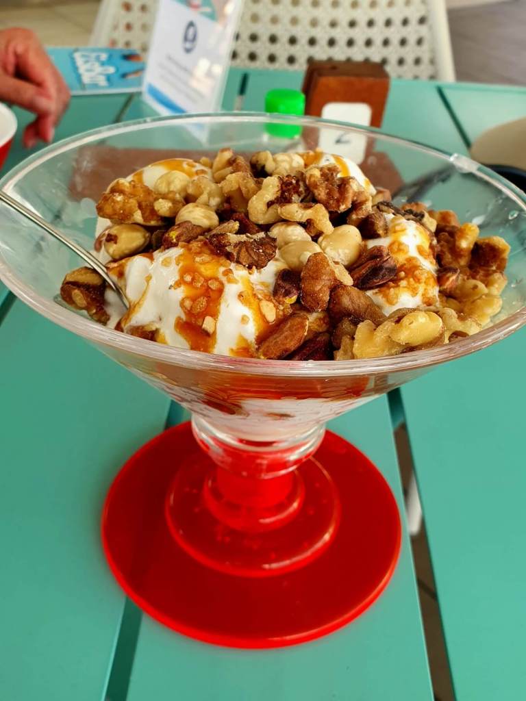 Eisbecher in der Eisbar auf der Mein Schiff 2