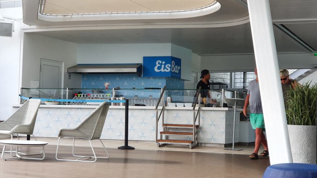 Eisbar im Poolbereich an der Deck der Mein Schiff