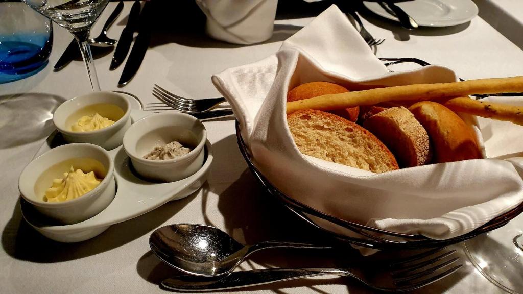 Brotkorb im Restaurant Atlantik auf der Mein Schiff 2