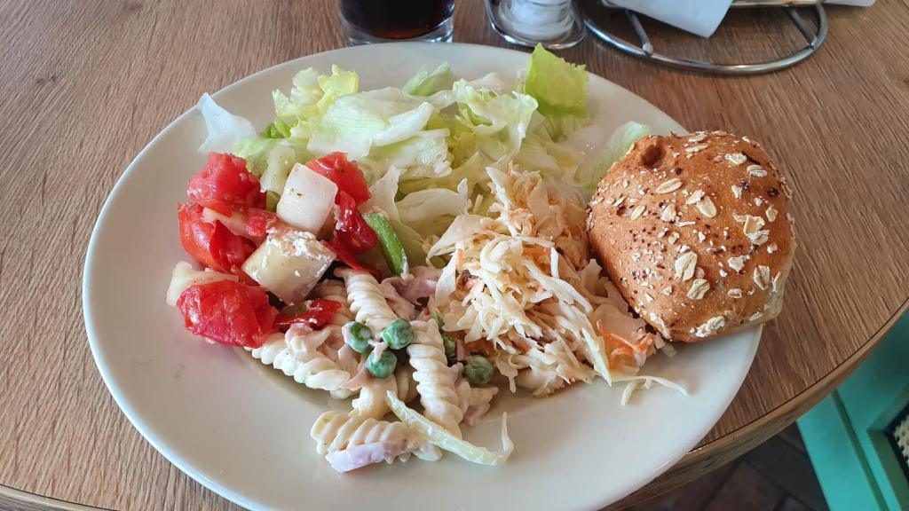 Salat im Tag und Nacht Restaurant
