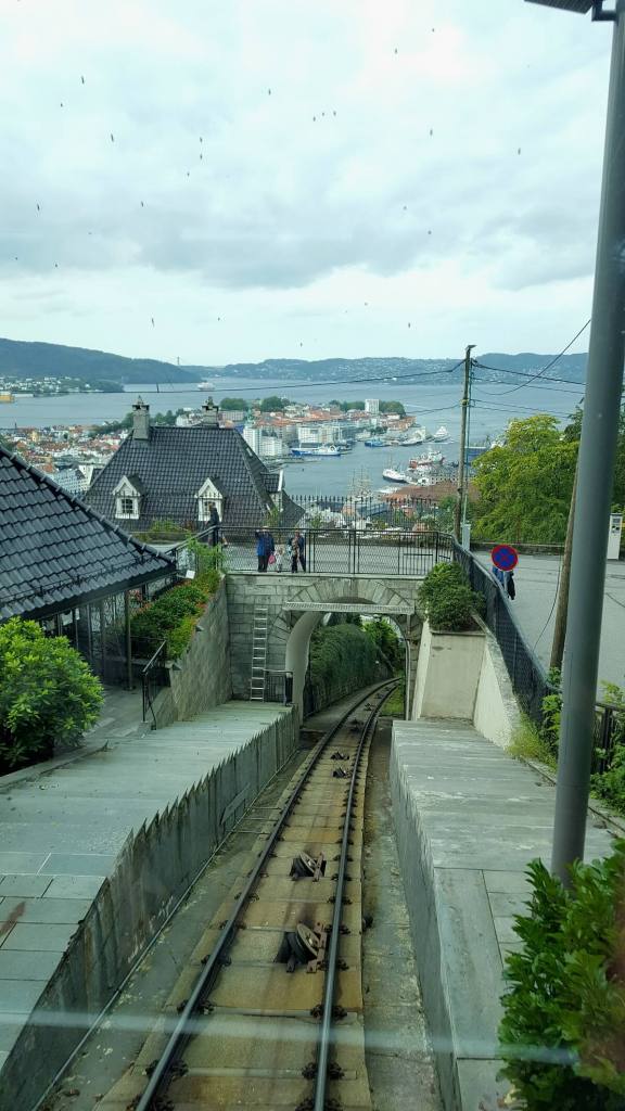 Abfahrt nach Bergen mit der Floibanen Standseilbahn