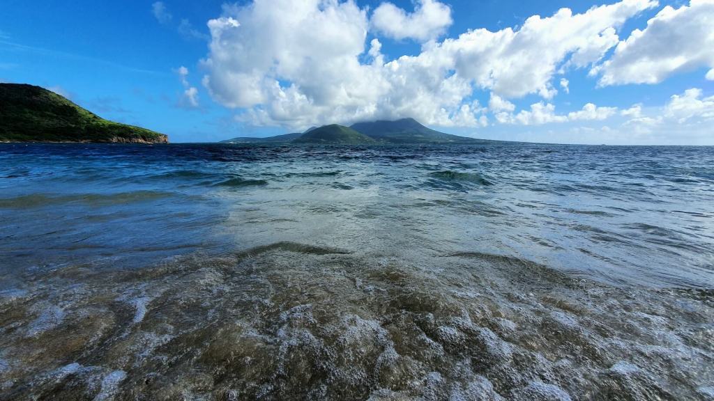 Blick auf Nevis vom Strand
