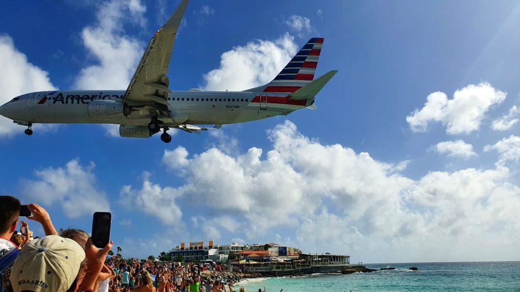Landende Flugzeuge am Maho Beach