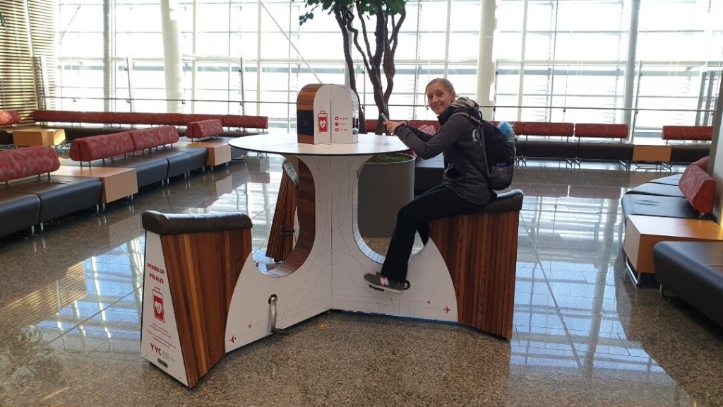 Handy aufladen mit Muskelkraft am Flughafen in Calgary