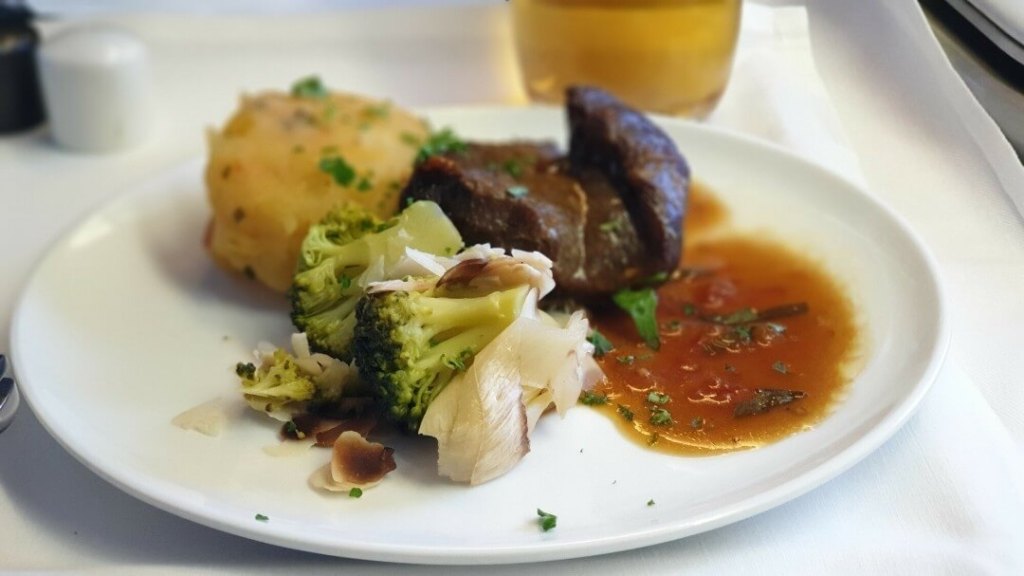 Essen in der Business Class der Air Canada