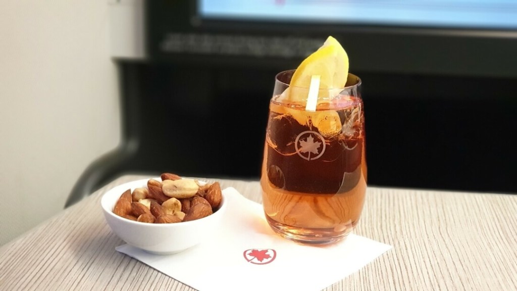 Essen in der Business Class der Air Canada
