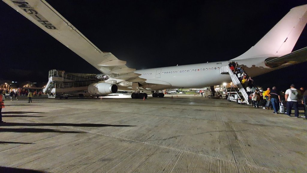 Flugzeug ohne Aufdruck am Flughafen in Punta Cana