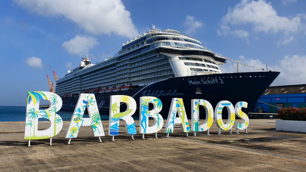 Traumhaftes Bild im Hafen von Barbados mit der Mein Schiff 2 im Hintergrund