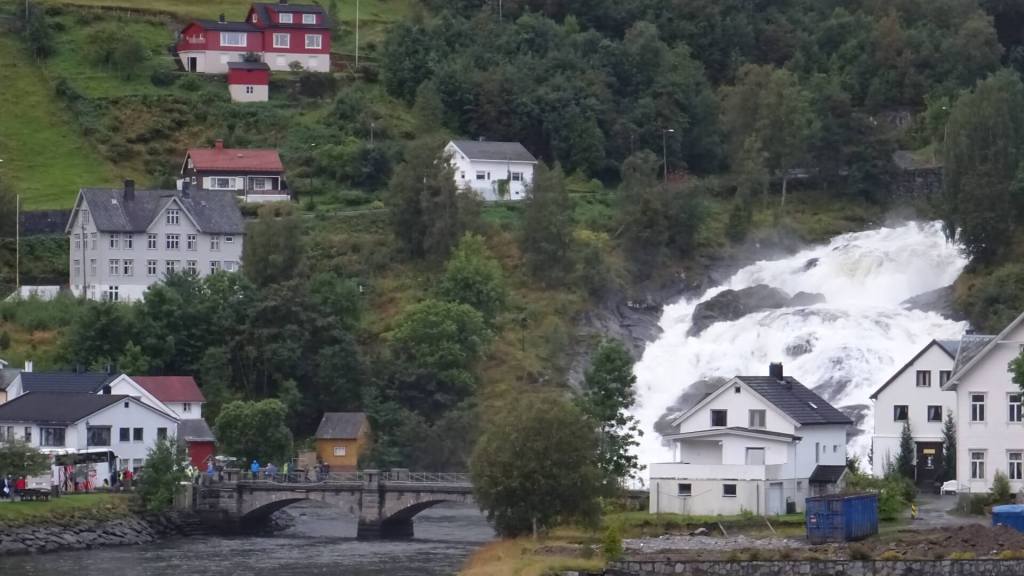 Hellesylt - Wasserfall mitten in der Stadt