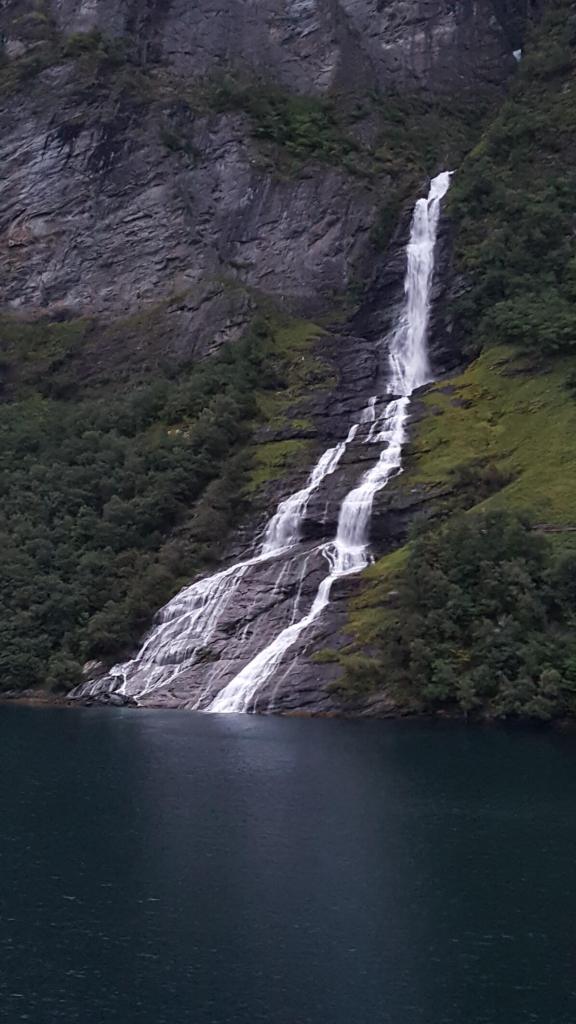 Wasserfall im Geiranger Fjord
