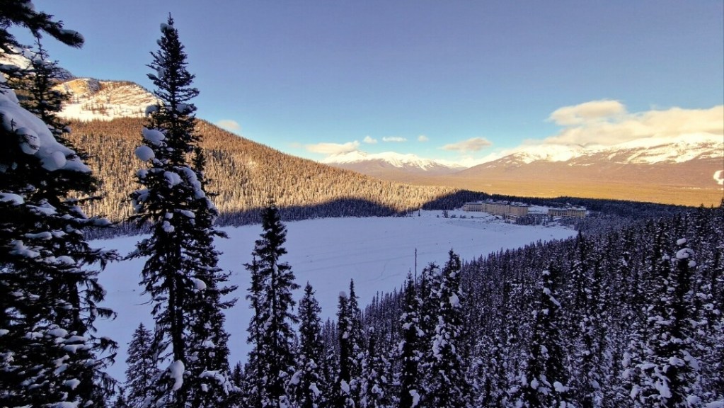 Blick auf den Lake Louise und das Fairmont Chateau