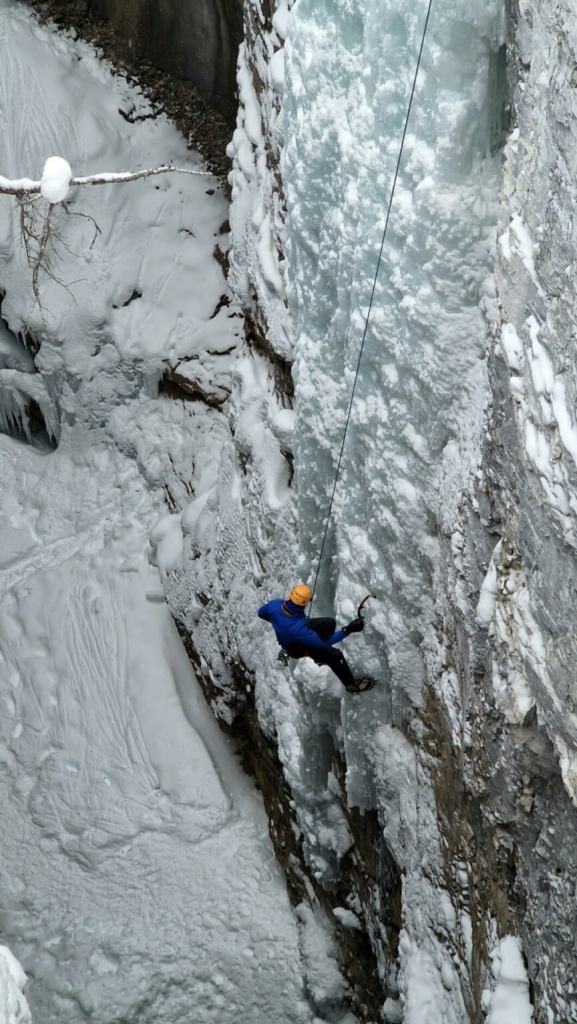 Eiskletterer im Marble Canyon in British Columbia