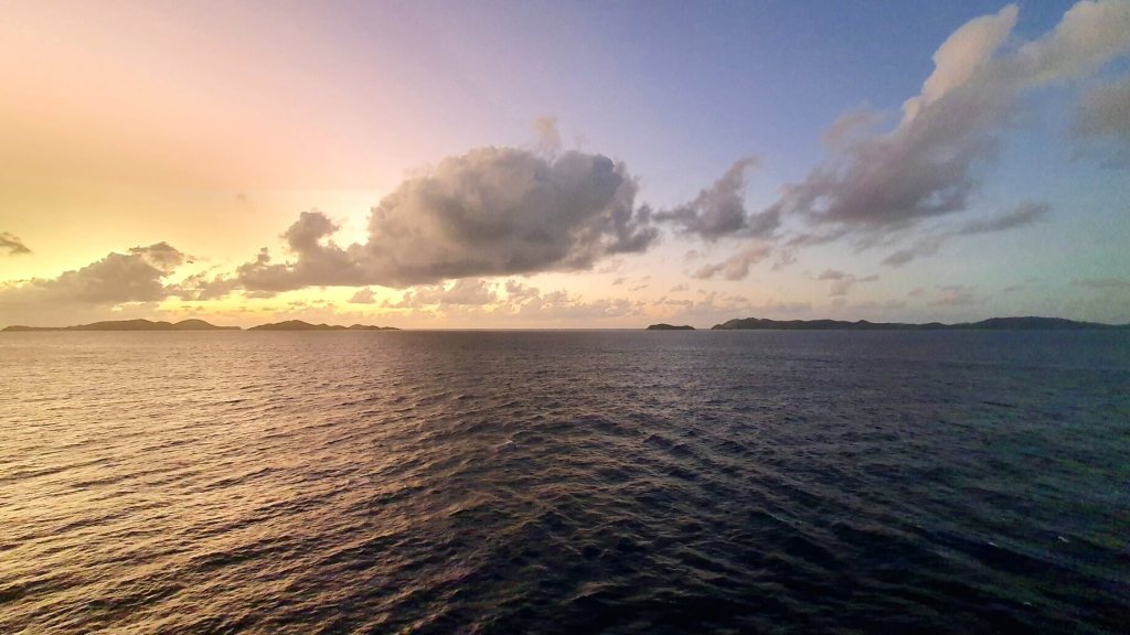 Sonnenaufgang bei Hafeneinfahrt der Kreuzfahrt