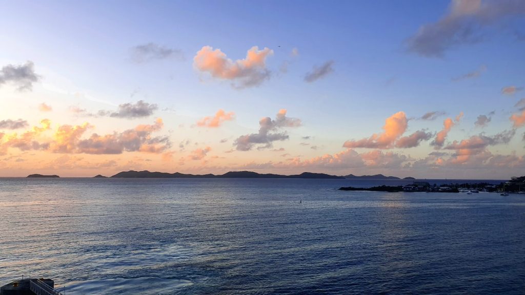 Sonnenaufgang bei der Einfahrt nach Tortola