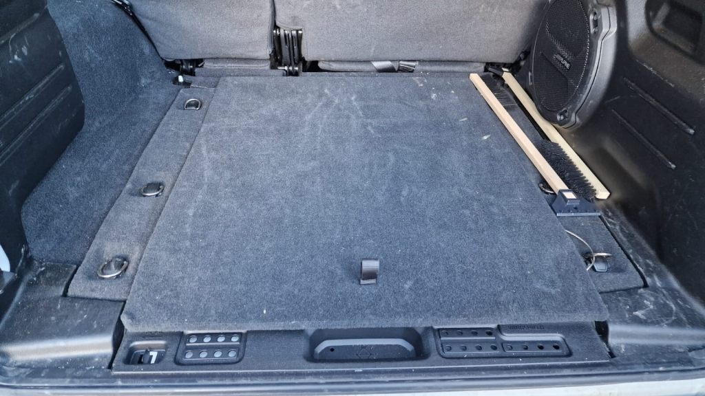 Travelsafe von Pacsafe im Kofferraum des Jeep Wranglers