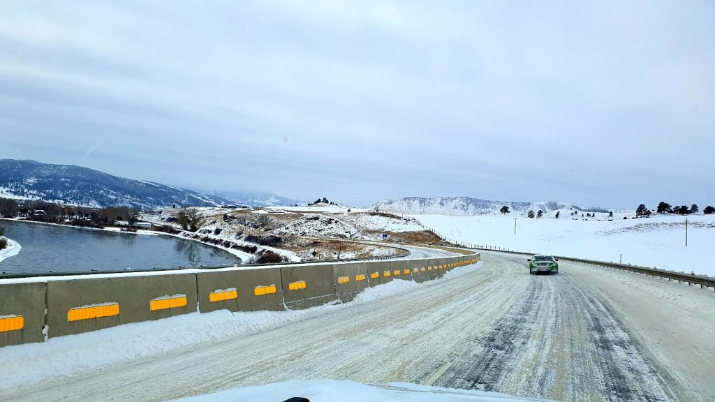 Rundreise Yellowstone verschneite Autobahn