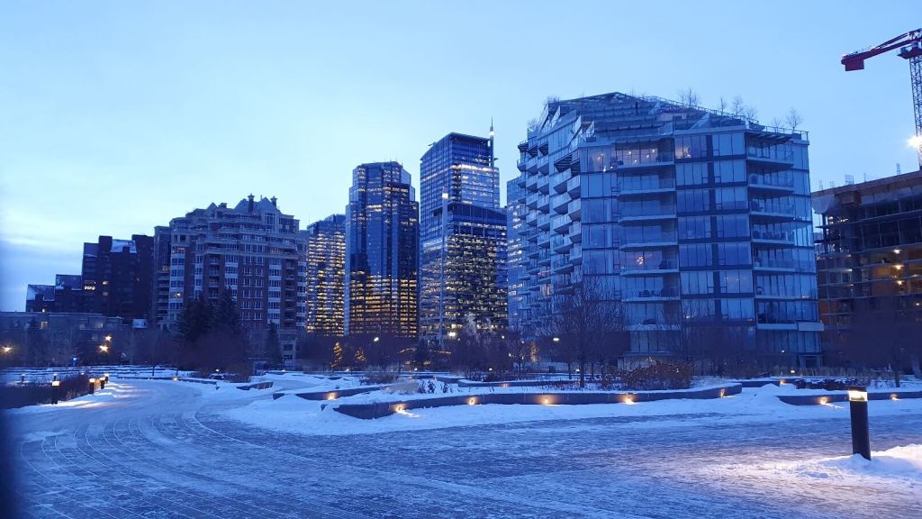 Blick auf Downtown an der Peace Bridge in Calgary