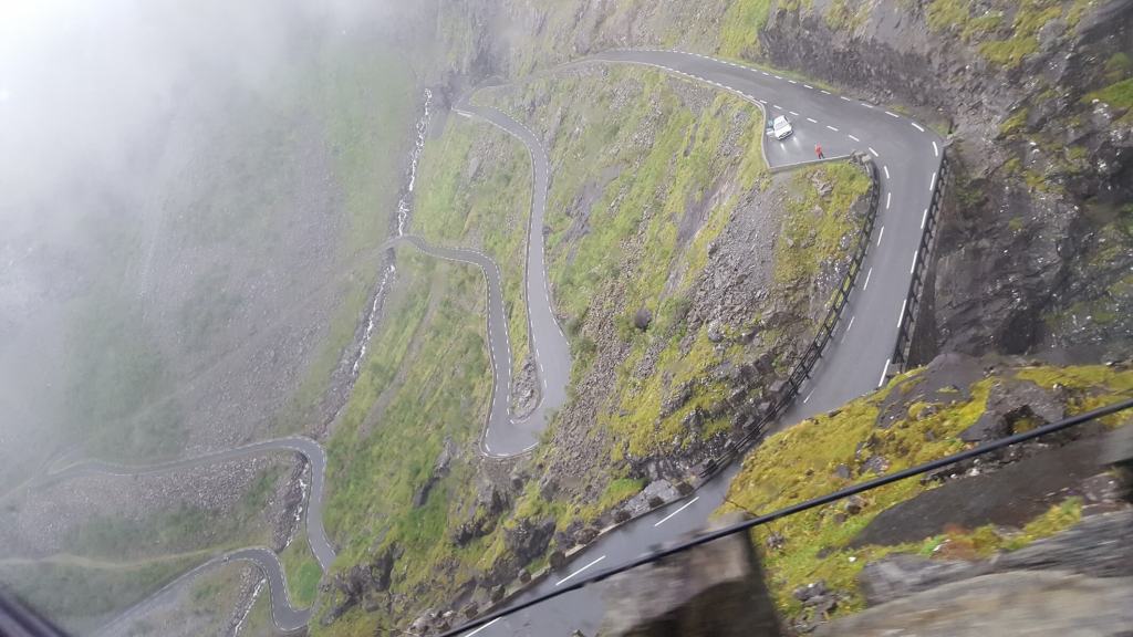 Busfahrt zum Tollstigen im Nebel bei der Kreuzfahrt Norwegen
