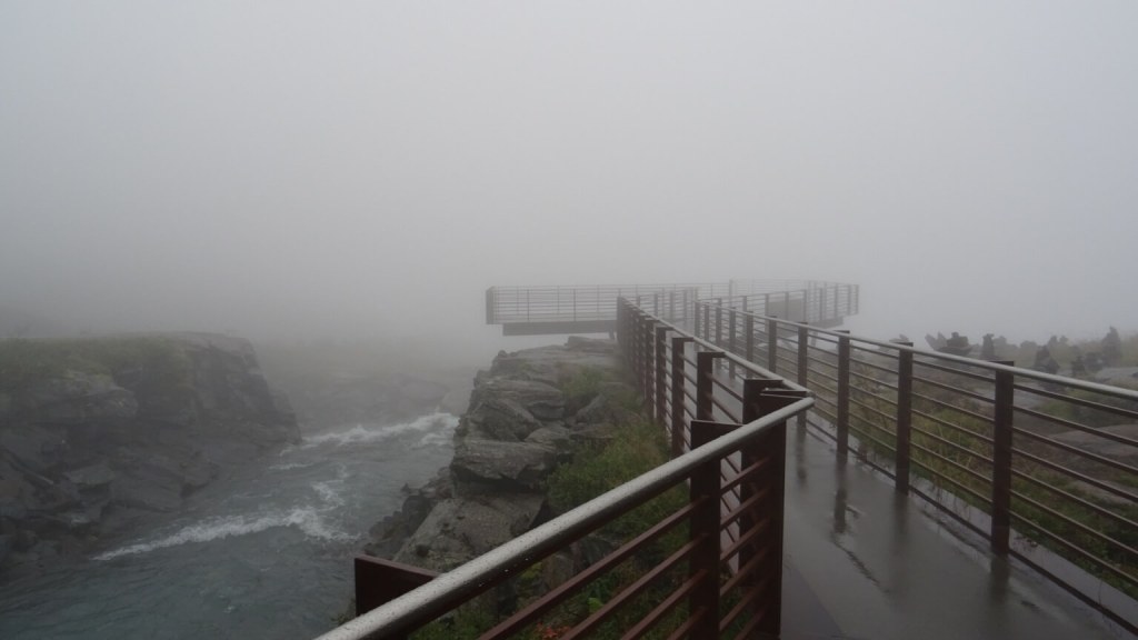 Busfahrt zum Tollstigen im Nebel bei der Kreuzfahrt Norwegen