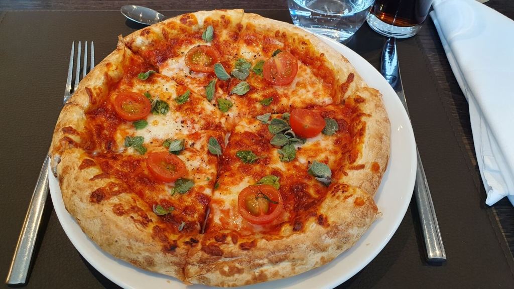 Pizza beim Mittagessen auf der Viva Two