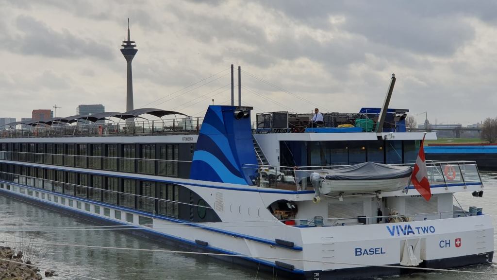 Die Viva Two in Düsseldorf, Start des Citytrip Niederlande