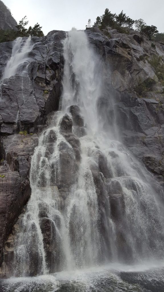 Wasserfall bei der Bootstour Lysefjord und Preikestolen in Stavanger