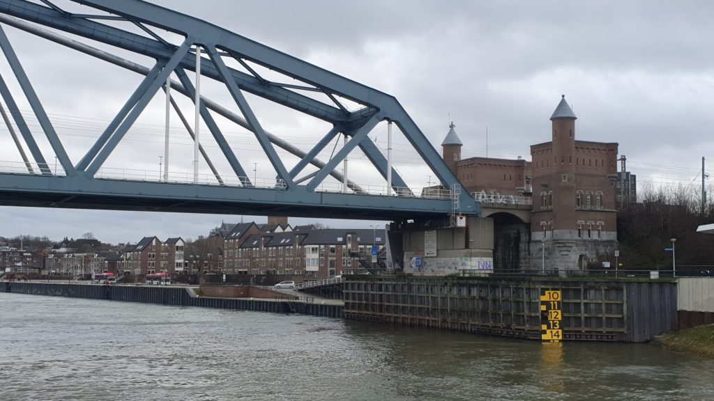 Einfahrt nach Nijmegen mit der Viva Two