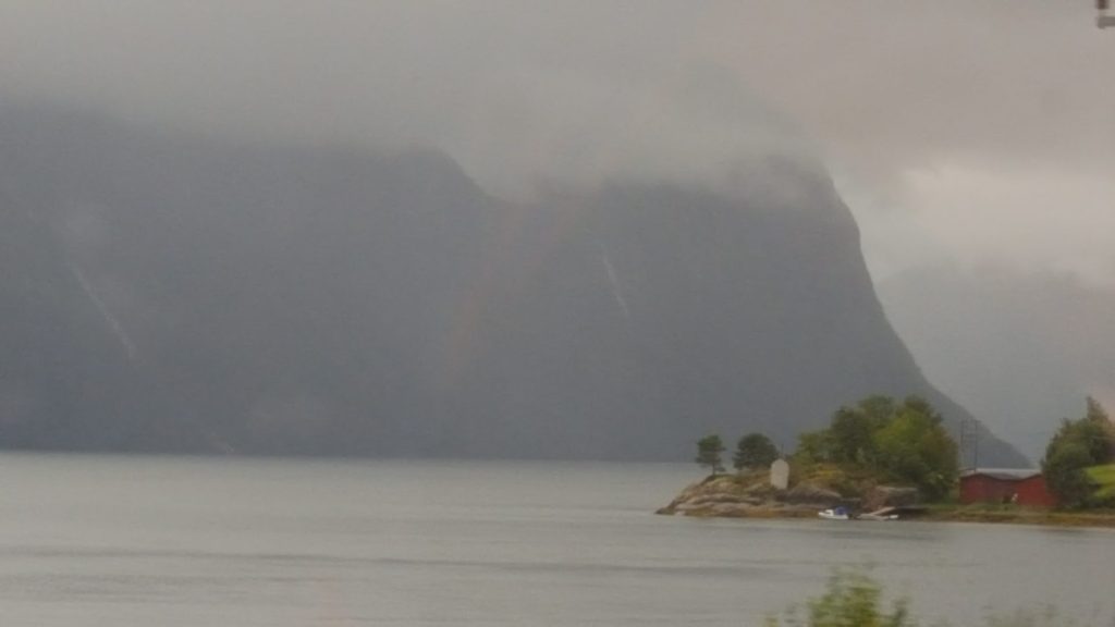 Fahrt am Ufer bei trübem Wetter