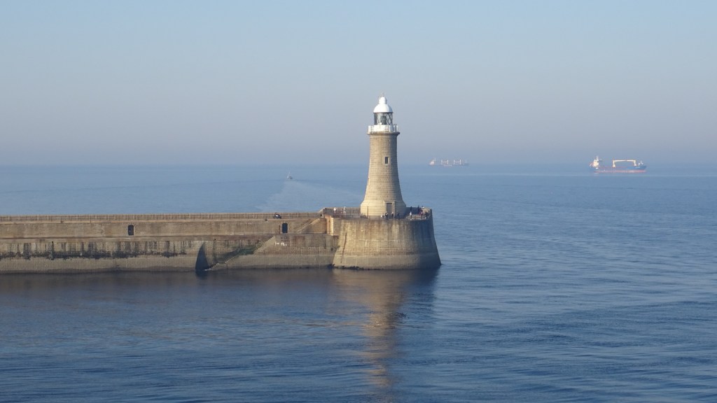 Leuchtturm bei der Ausfahrt aus dem Hafen