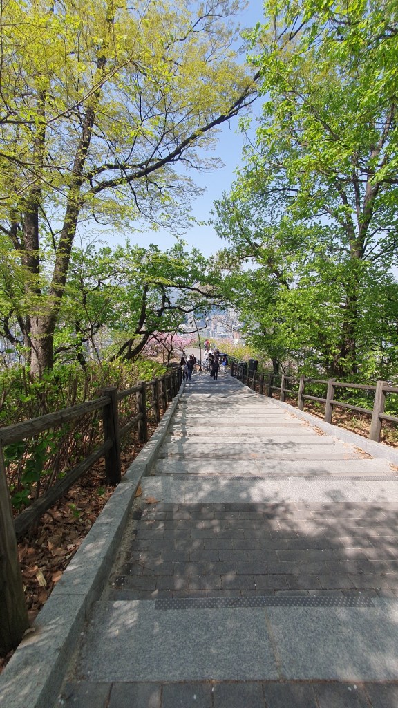 Treppen zum Seoul Tower