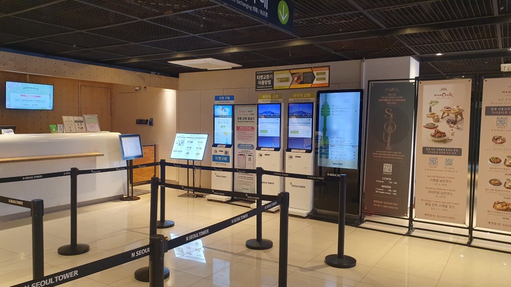 Eingangsbereich und Ticketschalter im Seoul Tower