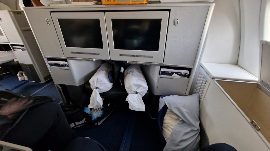 Genügend Platz im Oberdeck der Boeing 747-8 der Lufthansa Business Class