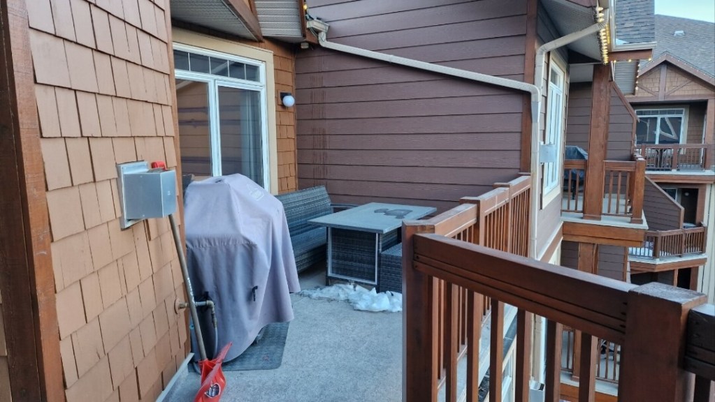 Balkon mit Grill und Sitzbereich in Canmore