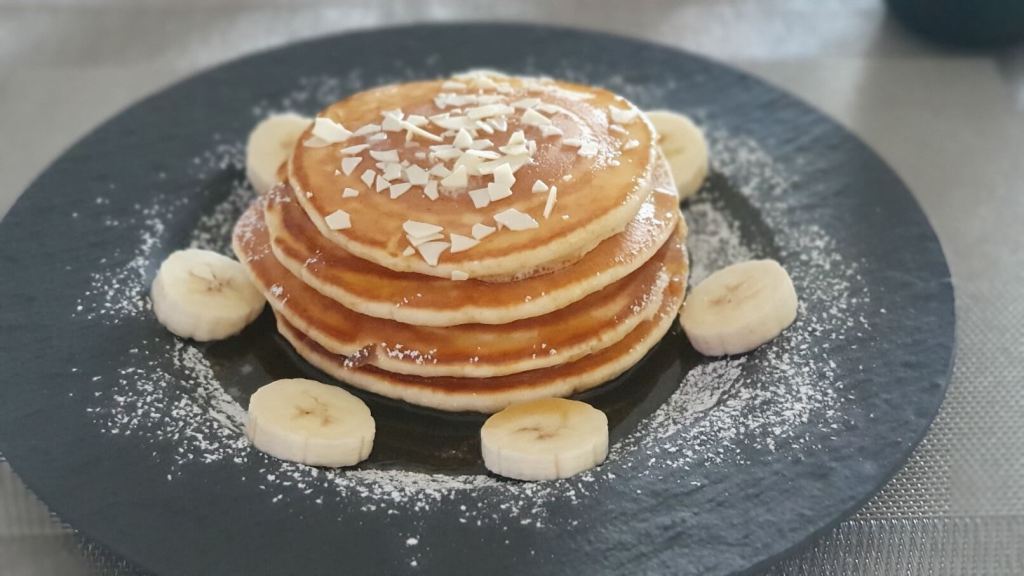 American Pancake mti Banane und Ahornsirup