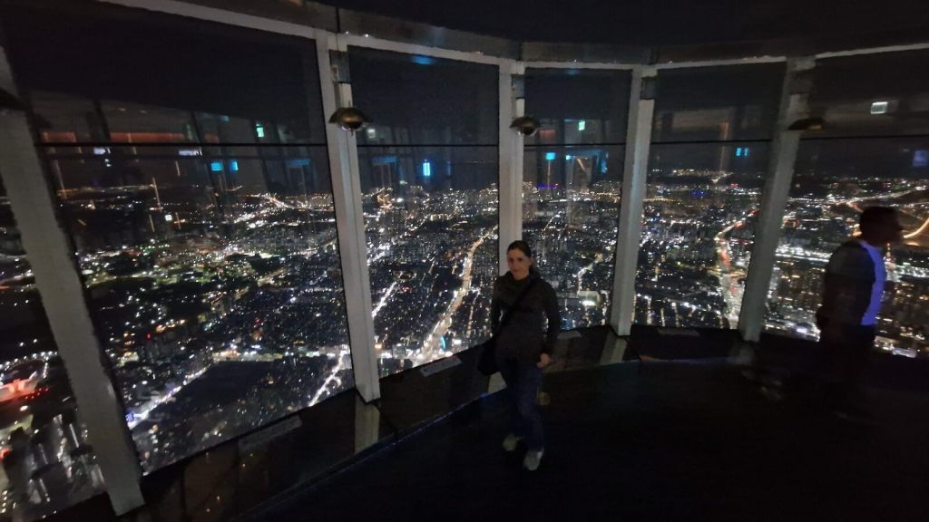 Yvonne auf dem Lotte World Tower in Seoul 