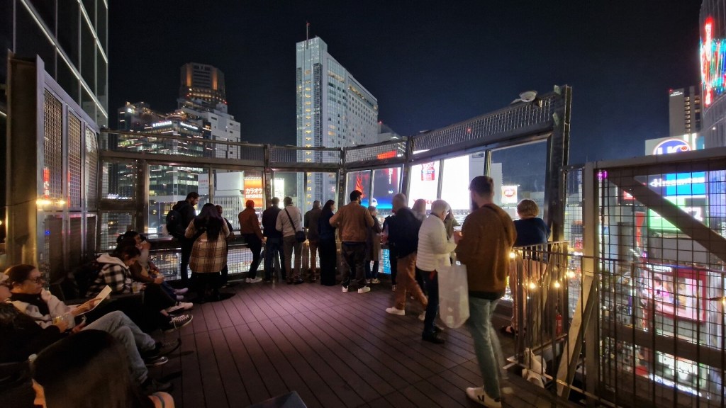 Aussichtsplattform mit Blick auf Shibuya Crossing