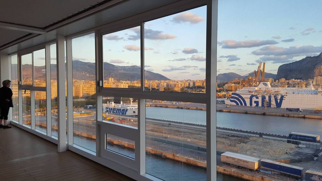 Mit dem Schiff mitten in der Stadt Palermo